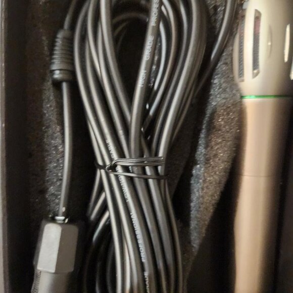 Naxa NAM - 982 Wireless Dynamic Microphone System - Picture 4 of 5